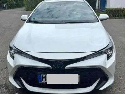Używany Toyota Corolla Comfort 122 KM (89 kW) 2023 Biały Sedan/Limuzyna
