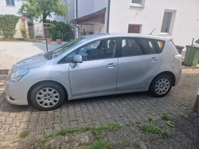 Gebraucht Toyota Verso 126 PS (92 kW) 2010 Grau Van / Kleinbus