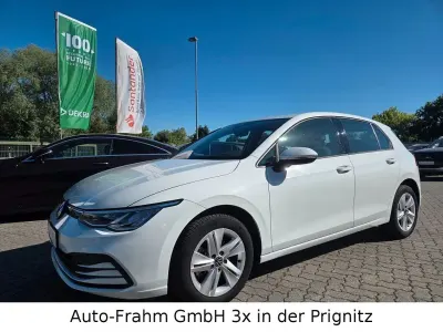 Gebraucht VW Golf VIII Life 135 PS (99 kW) 2022 Weiß Limousine