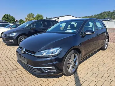 Gebraucht VW Golf VII Comfortline 116 PS (85 kW) 2019 Deep black perleffekt Limousine