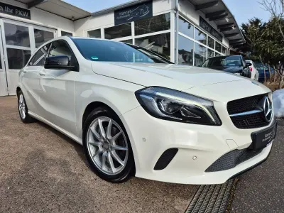 Gebraucht Mercedes A180 Style 122 PS (89 kW) 2015 Weiß Kleinwagen