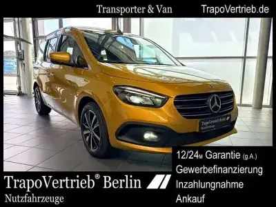 Gebraucht Mercedes T180 Progressive 116 PS (85 kW) 2022 Gelb Van / Kleinbus