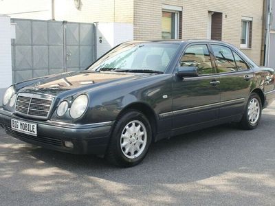 Schwarz metallic Gebraucht 1998 Mercedes E240 Elegance Limousine | 7.850 €
