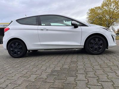Gebraucht Ford Fiesta Trend 71 PS (52 kW) 2018 Weiß Kleinwagen