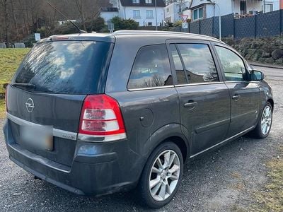 Grau Gebraucht 2010 Opel Zafira Van / Kleinbus | 1.550 € (Superpreis)