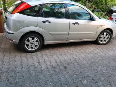 Gebraucht Ford Focus 100 PS (73 kW) 2002 Silber Limousine