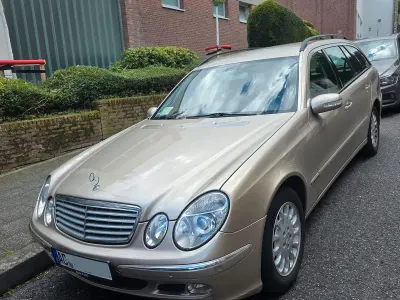 Usado Mercedes E220 Elegance 150 CV (110 kW) 2003 Dorado Familiar