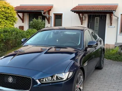 Usata Jaguar XE Portfolio 180 CV (132 kW) 2018 Blu Berlina
