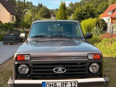Gebraucht Lada niva 83 PS (61 kW) 2021 Braun SUV