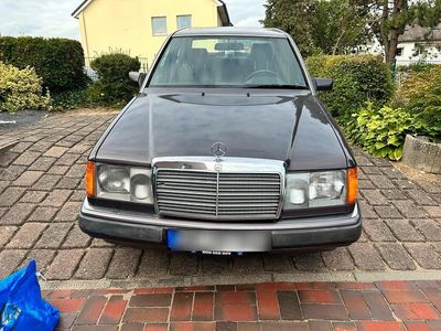 Blau Gebraucht 1992 Mercedes E230 Limousine | 7.900 €