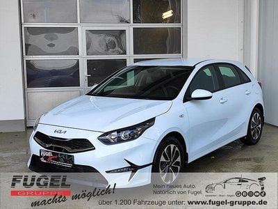 Neu Kia Ceed Play 101 PS (74 kW) 2025 Casa white Kleinwagen