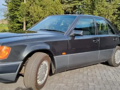 Używany Mercedes E300 220 KM (161 kW) 1990 Czarny Sedan/Limuzyna