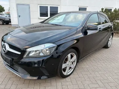 Gebraucht Mercedes A180 122 PS (89 kW) 2015 Schwarz Kleinwagen