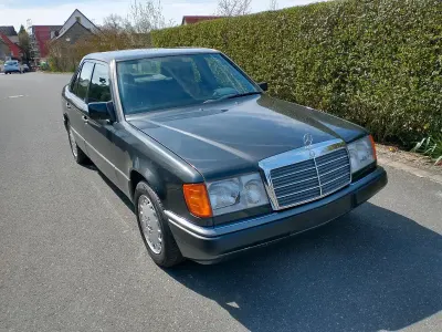 Gebraucht Mercedes E230 132 PS (97 kW) 1991 Schwarz Limousine