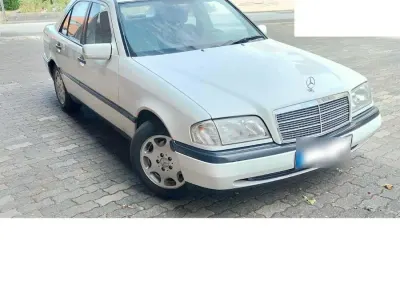 Gebraucht Mercedes C180 122 PS (89 kW) 1996 Weiß Limousine