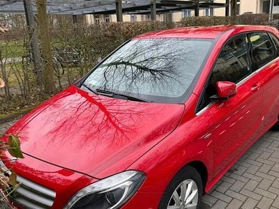 Gebraucht Mercedes B180 122 PS (89 kW) 2012 Rot Van / Kleinbus