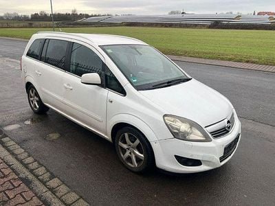Weiß Gebraucht 2012 Opel Zafira Family Van / Kleinbus | 2.990 € (Guter Preis)
