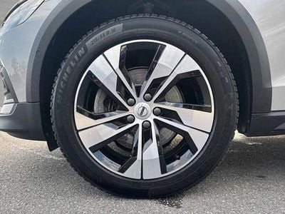 Begagnad Volvo V60 CC 197 HK (144 kW) 2023 Silver Kombi