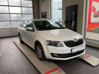 Bila laser/laser white Gebraucht 2016 Skoda Octavia Joy Kombi | 15.447 € (Etwas zu teuer)