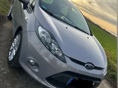 Używany Ford Fiesta Trend 60 KM (44 kW) 2012 Szary Sedan/Limuzyna