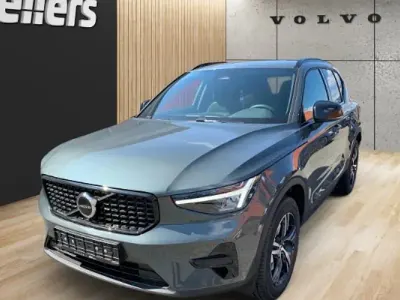 Neu Volvo XC40 Plus 197 PS (144 kW) 2025 Schwarz SUV