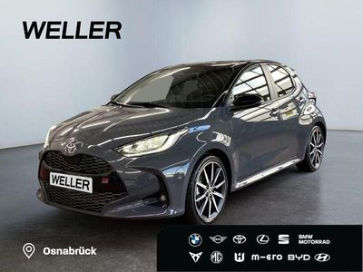 Neu Toyota Yaris Hybrid Sport 131 PS (96 kW) 2025 Grau Limousine