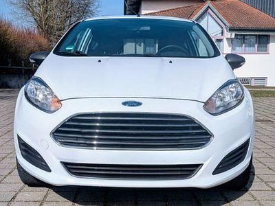 Gebraucht Ford Fiesta Ambiente 60 PS (44 kW) 2013 Weiß Kleinwagen