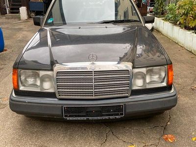 Schwarz Gebraucht 1992 Mercedes E260 Limousine | 3.333 €