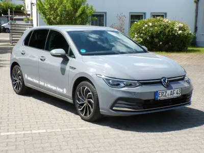 Gebraucht VW Golf VIII Style 150 PS (110 kW) 2023 Mondsteingrau Limousine