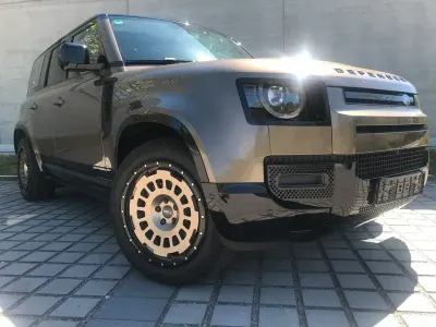 Second-hand Land Rover Defender SE Dynamic 249 CP (183 kW) 2023 Maro SUV
