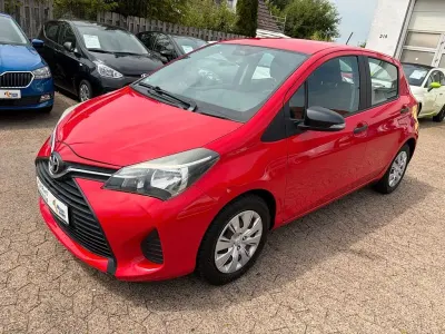 Gebraucht Toyota Yaris Basis 69 PS (50 kW) 2014 Rot Kleinwagen
