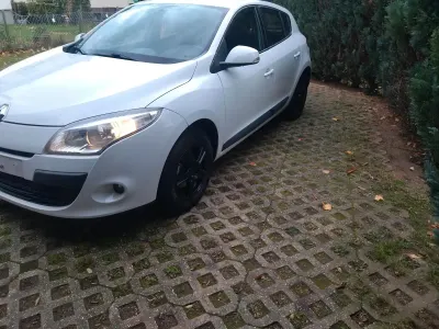 Gebraucht Renault Mégane III 106 PS (77 kW) 2011 Weiß Limousine
