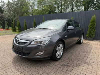 Gebraucht Opel Astra 116 PS (85 kW) 2012 Grau Limousine