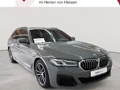 Gebraucht BMW 530e M Sport 184 PS (135 kW) 2022 Berninagrau bernsteineffekt metallic Kombi