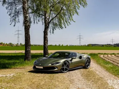 Gebraucht Ferrari 296 829 PS (609 kW) 2023 Grün (verde masoni) Coupé