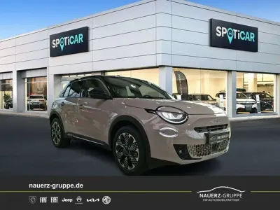 Neu Fiat 600E La Prima 114 kW (156 PS) 2025 Cappucinobeige/schwarz SUV