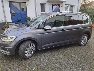 Grau Gebraucht 2019 VW Touran Highline Van / Kleinbus | 22.800 € (Guter Preis)