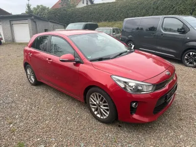 Gebraucht Kia Rio 99 PS (72 kW) 2018 Rot Limousine