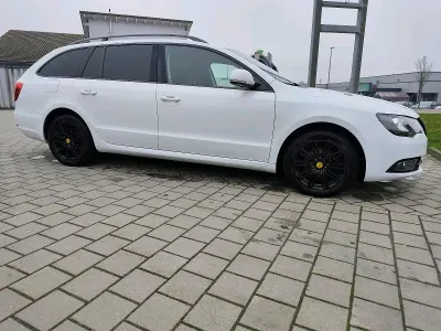 Gebraucht Skoda Superb LAURIN & KLEMENT 140 PS (102 kW) 2015 Weiß Limousine