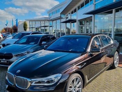 Braun Gebraucht 2017 BMW 750 M Performance Limousine | 38.900 € (Etwas zu teuer)