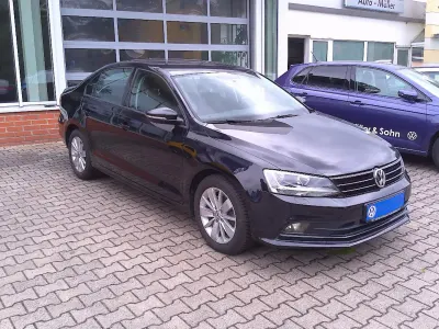 Gebraucht VW Jetta Comfortline 105 PS (77 kW) 2015 Deep black perleffekt Limousine