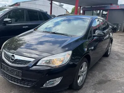 Używany Opel Astra Design Edition 116 KM (85 kW) 2011 Czarny Kombi
