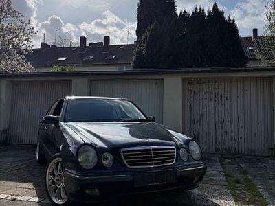 Usata Mercedes E240 Elegance 170 CV (125 kW) 2000 Blu Berlina
