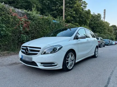 Gebraucht Mercedes B180 122 PS (89 kW) 2013 Weiß Kleinwagen