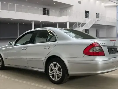 Brugt Mercedes E220 Elegance 170 HK (125 kW) 2006 Sølv Sedan