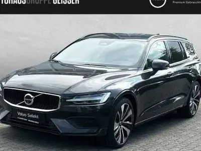 Używany Volvo V60 Core 197 KM (144 kW) 2025 Szary Kombi