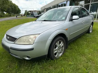 Gebraucht Ford Mondeo 145 PS (106 kW) 2001 Silber Limousine