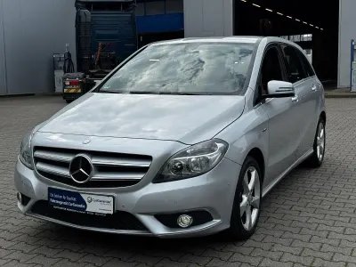 Gebraucht Mercedes B180 122 PS (89 kW) 2012 Silber Van / Kleinbus