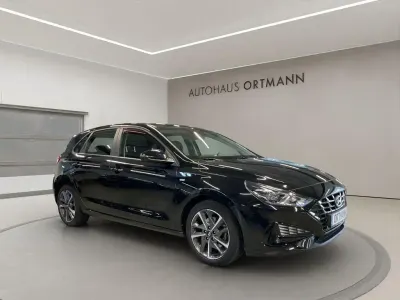 Gebraucht Hyundai i30 Trend 120 PS (88 kW) 2023 Phantom black / mic Limousine