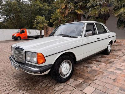 Gebraucht Mercedes 200 60 PS (44 kW) 1982 Weiß Limousine